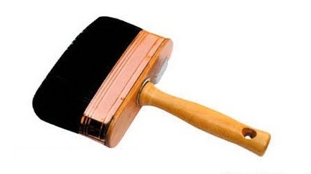 Peinture à brosses noires avec poignée de bois